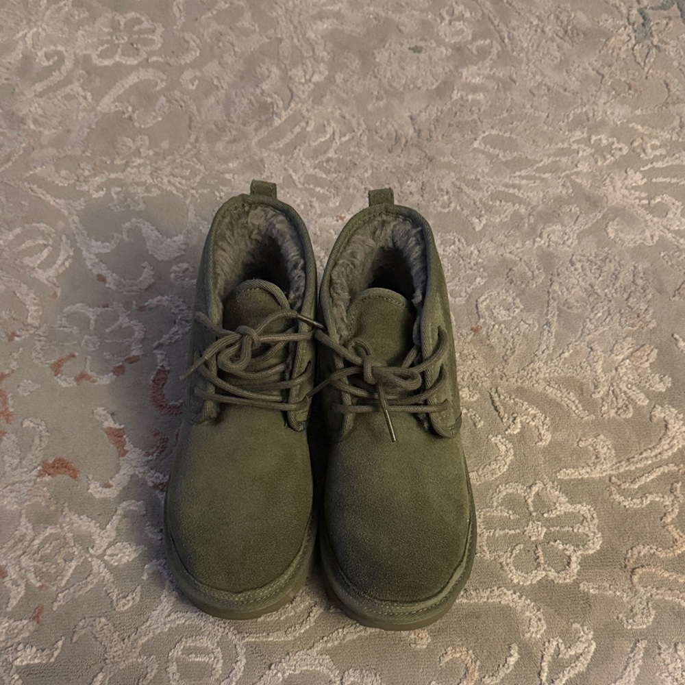 Kids Green Suede Boots size 4 in kids but can fit a size 6 in women